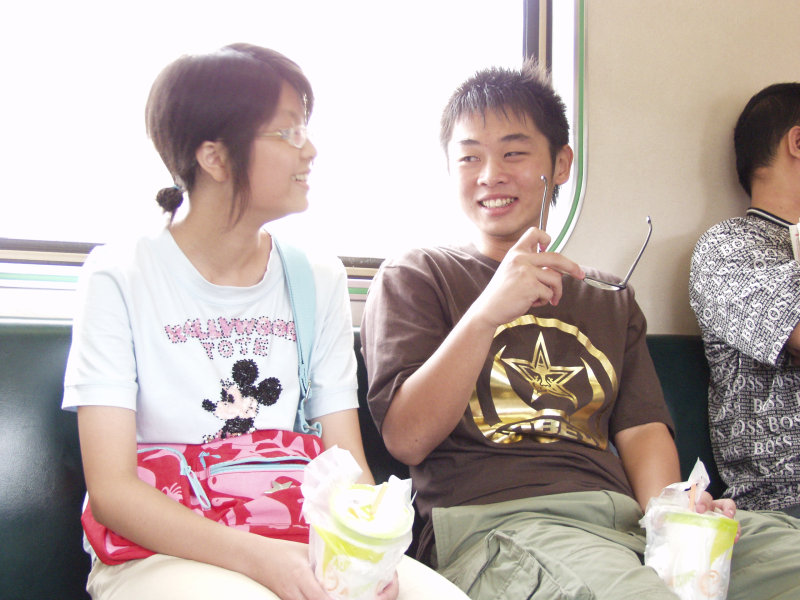 台灣鐵路旅遊攝影電車-區間車交談的旅客2006攝影照片303