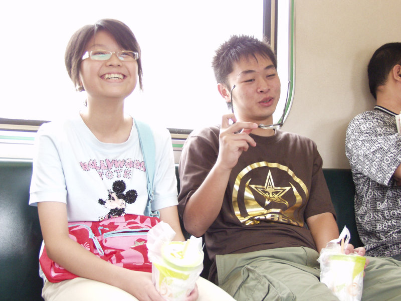 台灣鐵路旅遊攝影電車-區間車交談的旅客2006攝影照片305