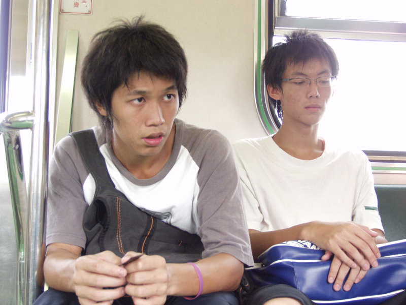 台灣鐵路旅遊攝影電車-區間車交談的旅客2006攝影照片308
