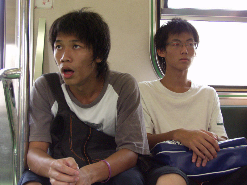 台灣鐵路旅遊攝影電車-區間車交談的旅客2006攝影照片309