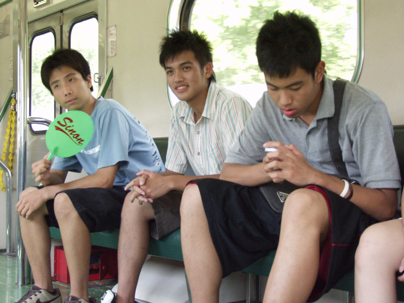 台灣鐵路旅遊攝影電車-區間車交談的旅客2006攝影照片313