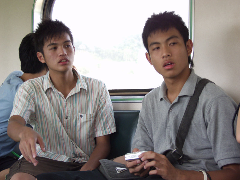 台灣鐵路旅遊攝影電車-區間車交談的旅客2006攝影照片315