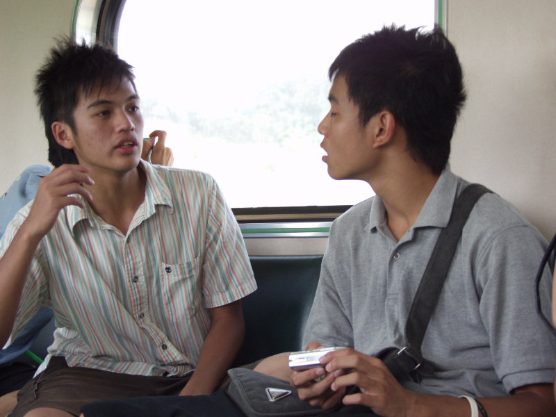 台灣鐵路旅遊攝影電車-區間車交談的旅客2006攝影照片316