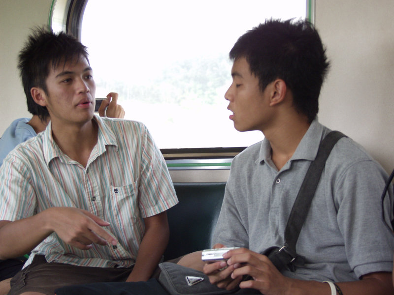 台灣鐵路旅遊攝影電車-區間車交談的旅客2006攝影照片317