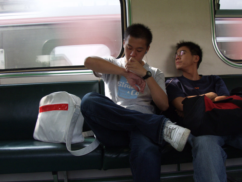 台灣鐵路旅遊攝影電車-區間車交談的旅客2006攝影照片318