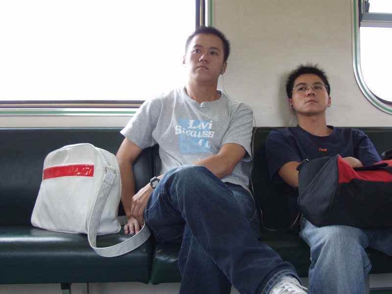 台灣鐵路旅遊攝影電車-區間車交談的旅客2006攝影照片319