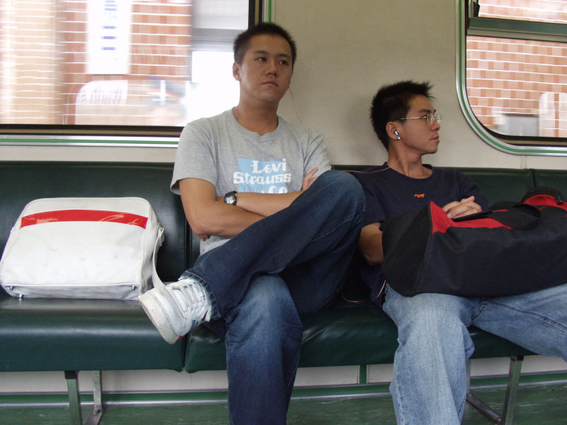 台灣鐵路旅遊攝影電車-區間車交談的旅客2006攝影照片320