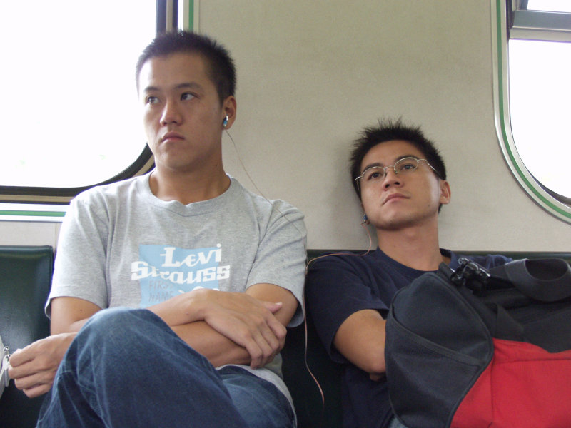 台灣鐵路旅遊攝影電車-區間車交談的旅客2006攝影照片321