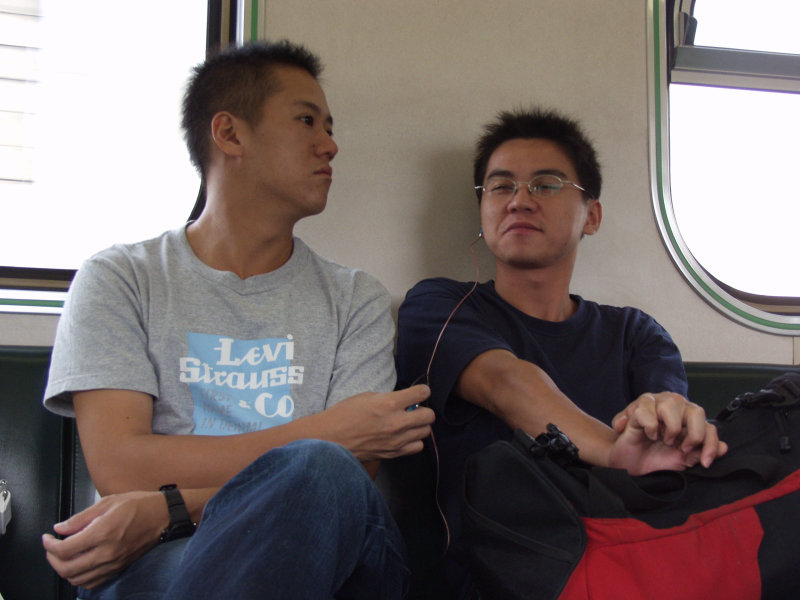 台灣鐵路旅遊攝影電車-區間車交談的旅客2006攝影照片324