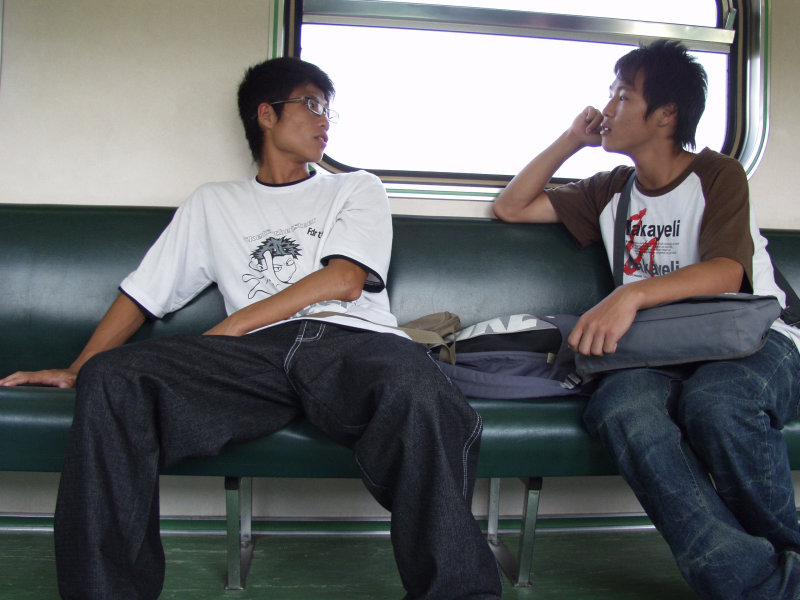 台灣鐵路旅遊攝影電車-區間車交談的旅客2006攝影照片325