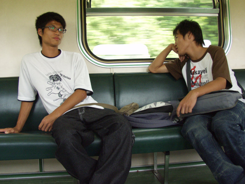 台灣鐵路旅遊攝影電車-區間車交談的旅客2006攝影照片326