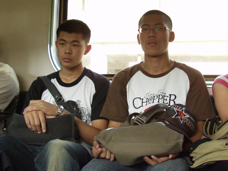 台灣鐵路旅遊攝影電車-區間車交談的旅客2006攝影照片331