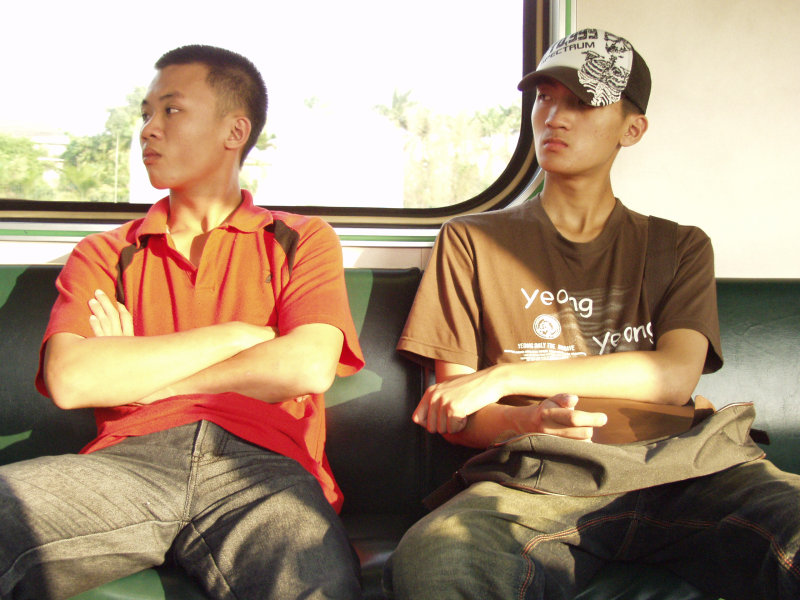 台灣鐵路旅遊攝影電車-區間車交談的旅客2006攝影照片336