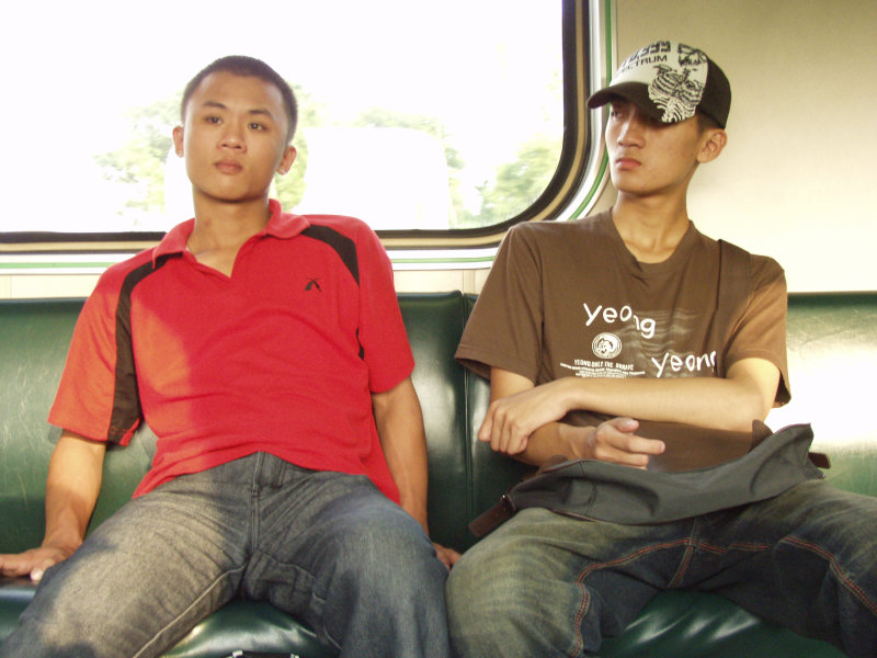 台灣鐵路旅遊攝影電車-區間車交談的旅客2006攝影照片337