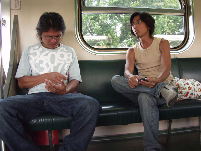 台灣鐵路旅遊攝影電車-區間車交談的旅客2006攝影照片340