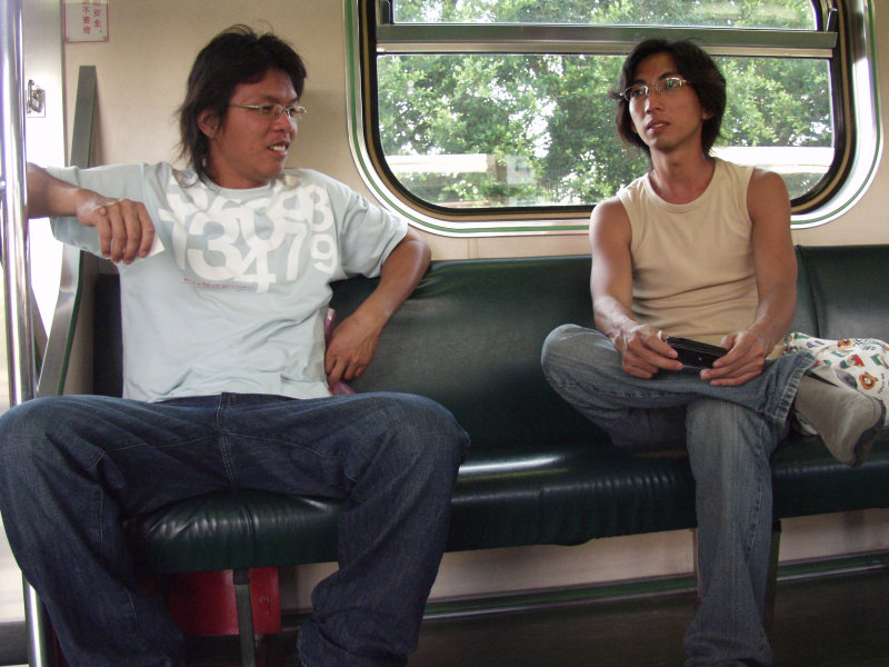 台灣鐵路旅遊攝影電車-區間車交談的旅客2006攝影照片343