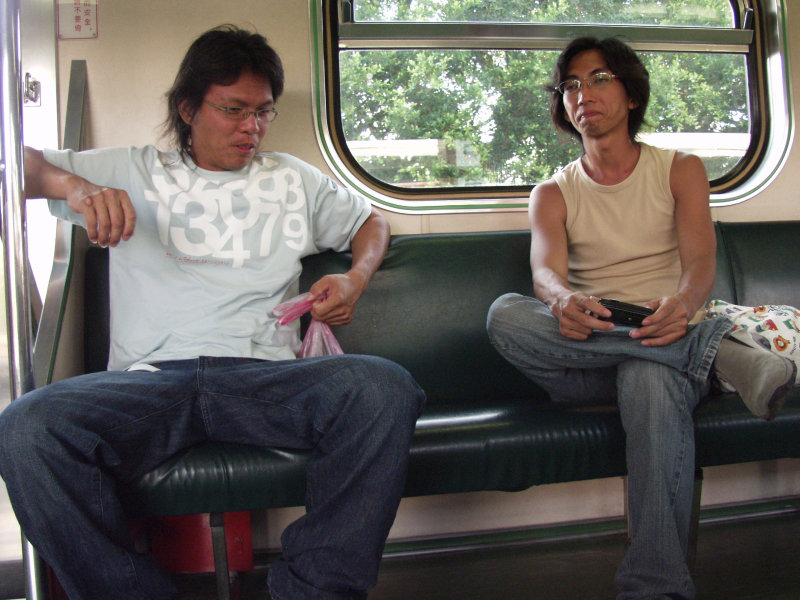 台灣鐵路旅遊攝影電車-區間車交談的旅客2006攝影照片345