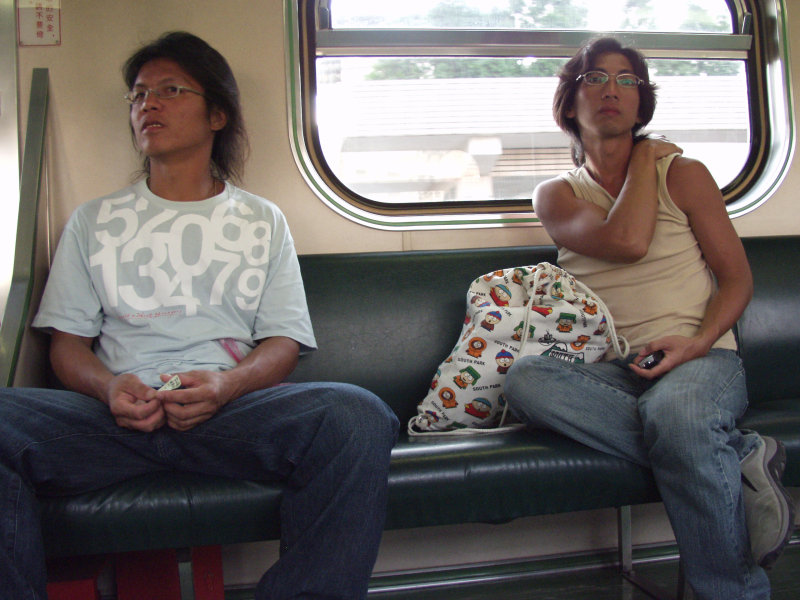 台灣鐵路旅遊攝影電車-區間車交談的旅客2006攝影照片346