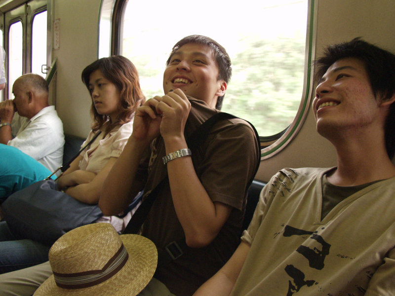 台灣鐵路旅遊攝影電車-區間車交談的旅客2006攝影照片347