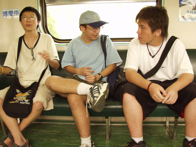 台灣鐵路旅遊攝影電車-區間車交談的旅客2006攝影照片357