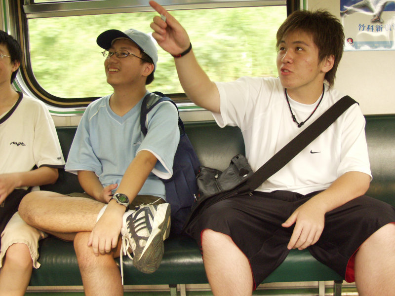 台灣鐵路旅遊攝影電車-區間車交談的旅客2006攝影照片358