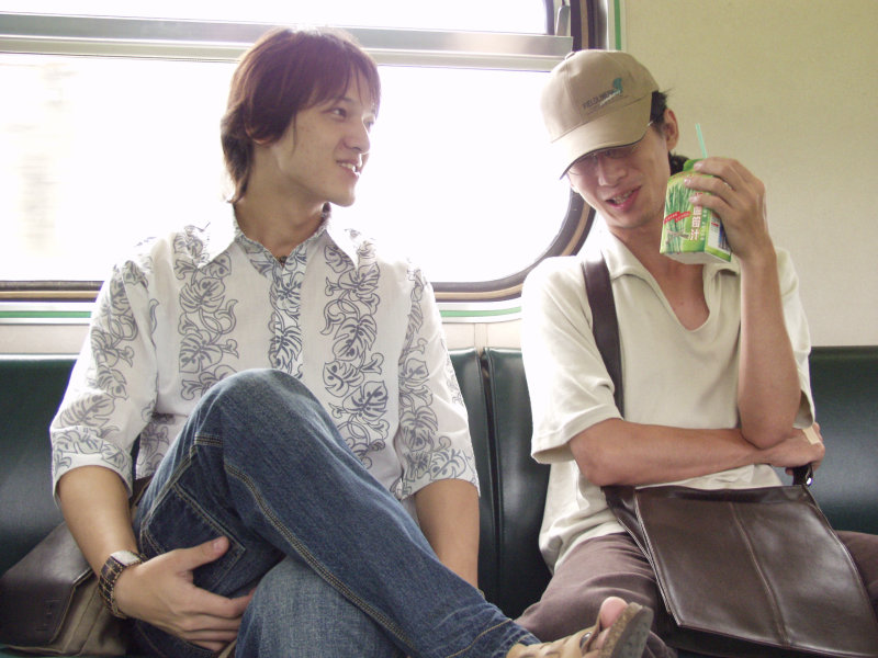 台灣鐵路旅遊攝影電車-區間車交談的旅客2006攝影照片360
