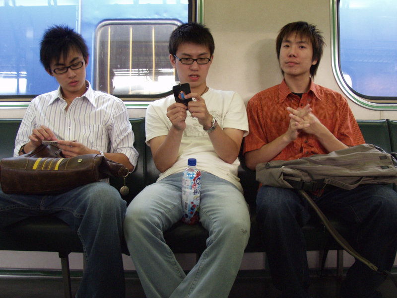台灣鐵路旅遊攝影電車-區間車交談的旅客2006攝影照片363