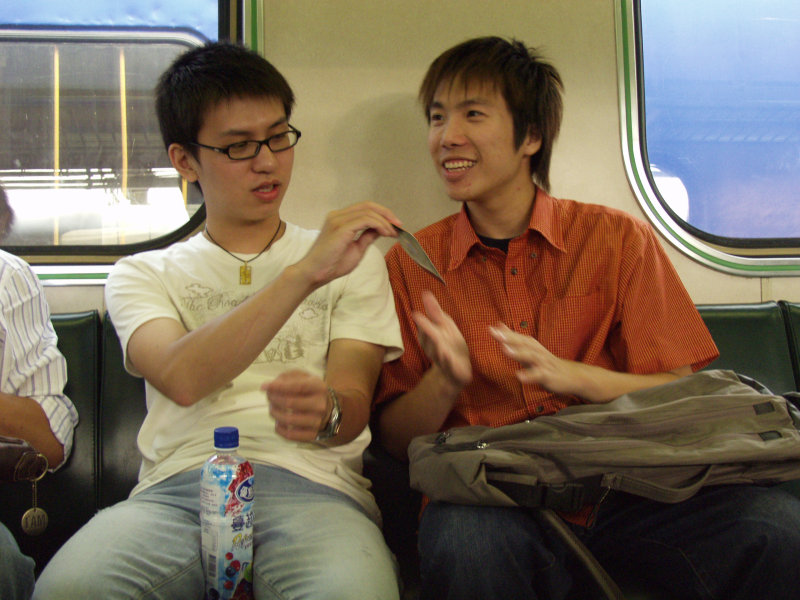 台灣鐵路旅遊攝影電車-區間車交談的旅客2006攝影照片364