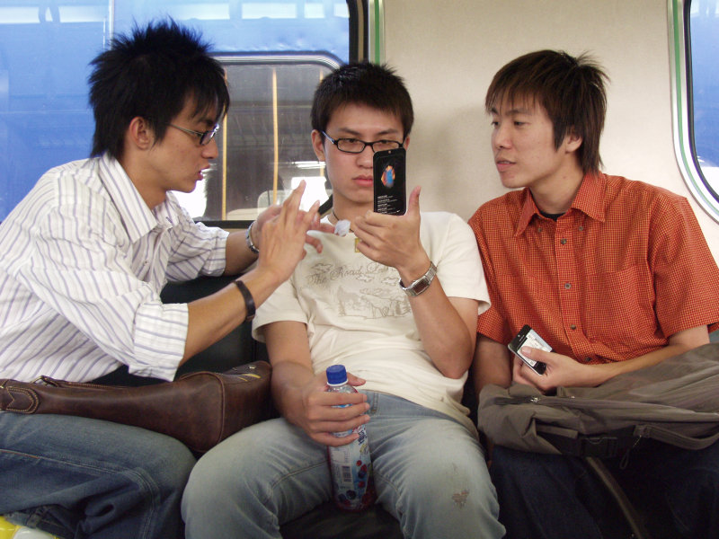 台灣鐵路旅遊攝影電車-區間車交談的旅客2006攝影照片366
