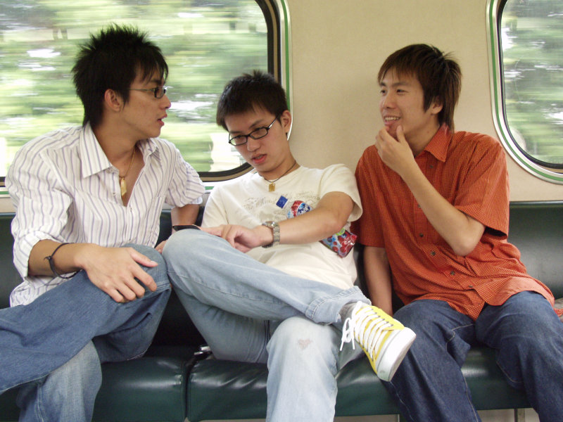 台灣鐵路旅遊攝影電車-區間車交談的旅客2006攝影照片371