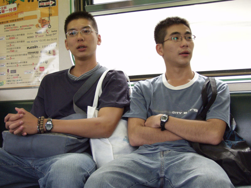 台灣鐵路旅遊攝影電車-區間車交談的旅客2006攝影照片377