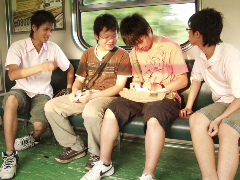 台灣鐵路旅遊攝影電車-區間車交談的旅客2006攝影照片388