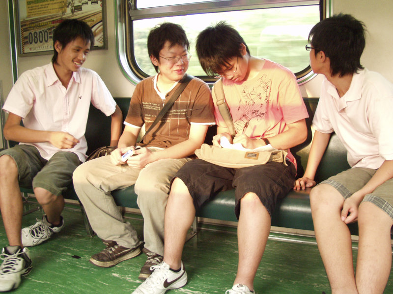 台灣鐵路旅遊攝影電車-區間車交談的旅客2006攝影照片389