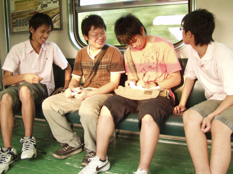 台灣鐵路旅遊攝影電車-區間車交談的旅客2006攝影照片390