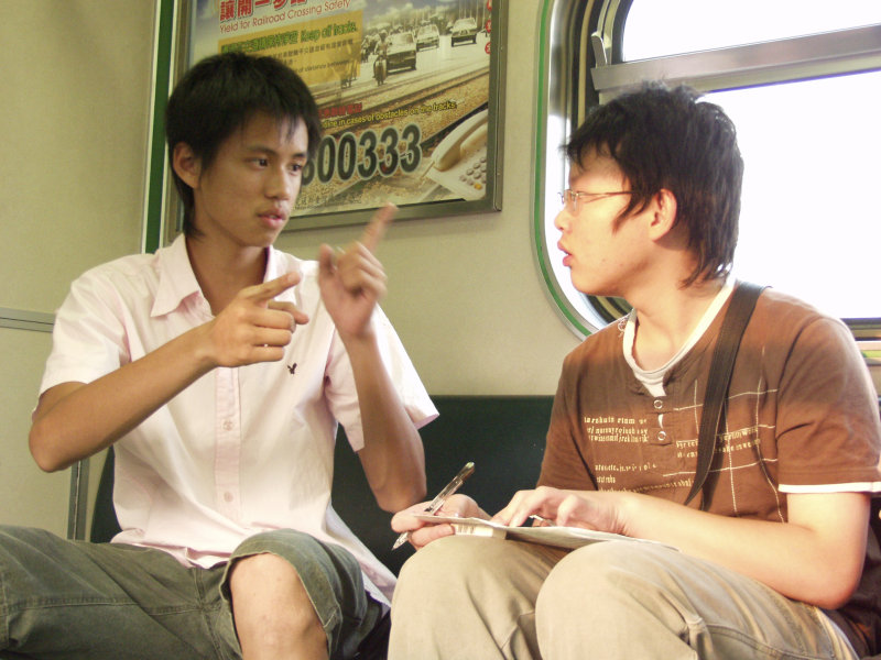 台灣鐵路旅遊攝影電車-區間車交談的旅客2006攝影照片391