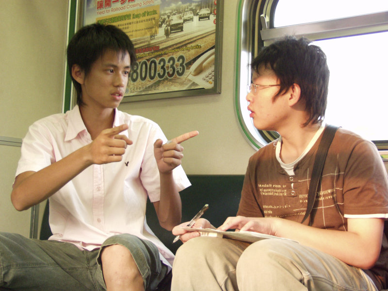 台灣鐵路旅遊攝影電車-區間車交談的旅客2006攝影照片392