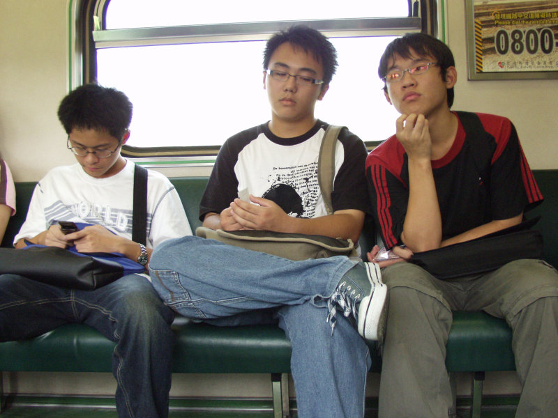 台灣鐵路旅遊攝影電車-區間車交談的旅客2006攝影照片396