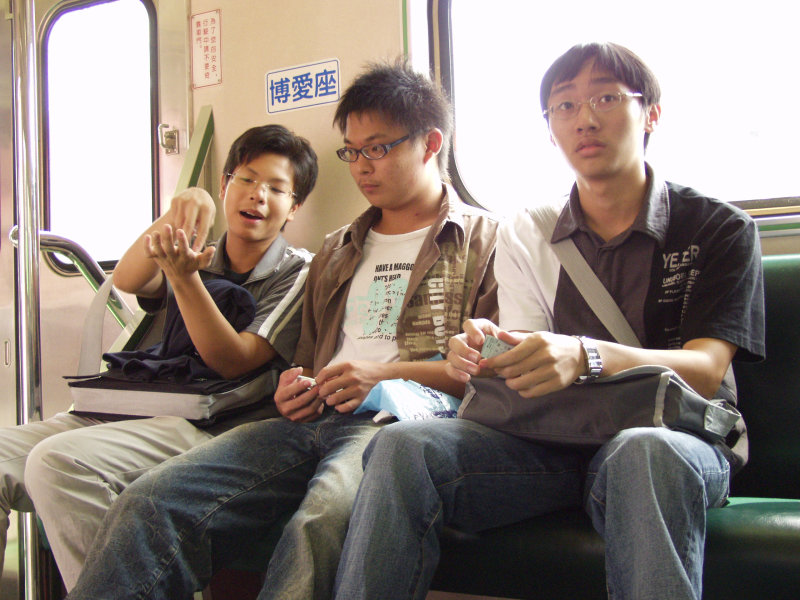 台灣鐵路旅遊攝影電車-區間車交談的旅客2006攝影照片401