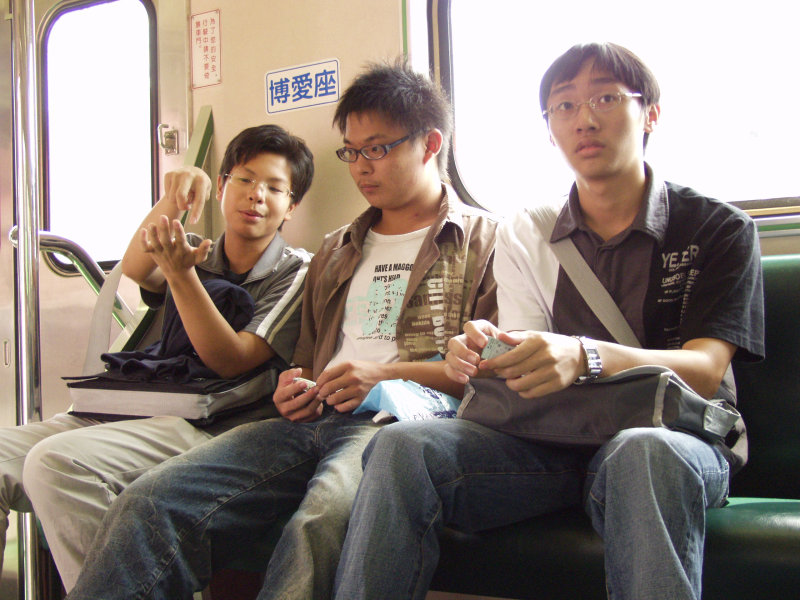 台灣鐵路旅遊攝影電車-區間車交談的旅客2006攝影照片402