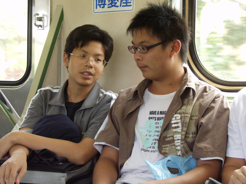 台灣鐵路旅遊攝影電車-區間車交談的旅客2006攝影照片409