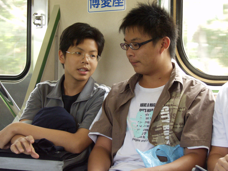 台灣鐵路旅遊攝影電車-區間車交談的旅客2006攝影照片410