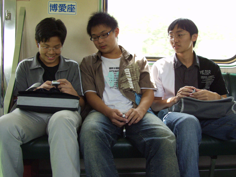 台灣鐵路旅遊攝影電車-區間車交談的旅客2006攝影照片412