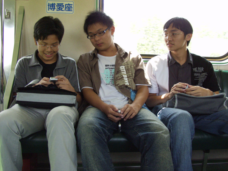 台灣鐵路旅遊攝影電車-區間車交談的旅客2006攝影照片413