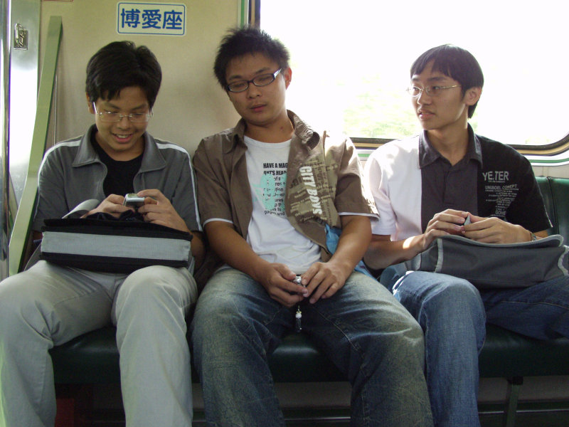 台灣鐵路旅遊攝影電車-區間車交談的旅客2006攝影照片414