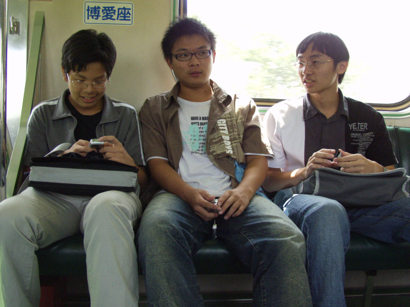 台灣鐵路旅遊攝影電車-區間車交談的旅客2006攝影照片415