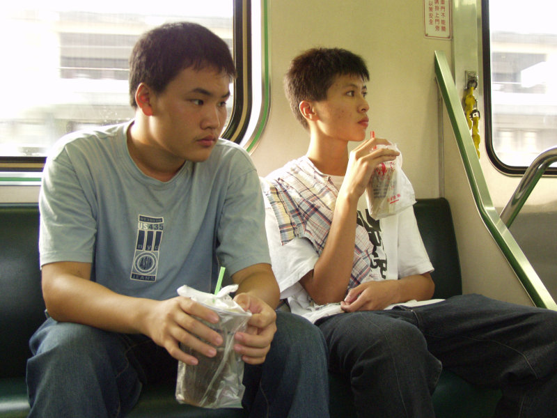 台灣鐵路旅遊攝影電車-區間車交談的旅客2006攝影照片416