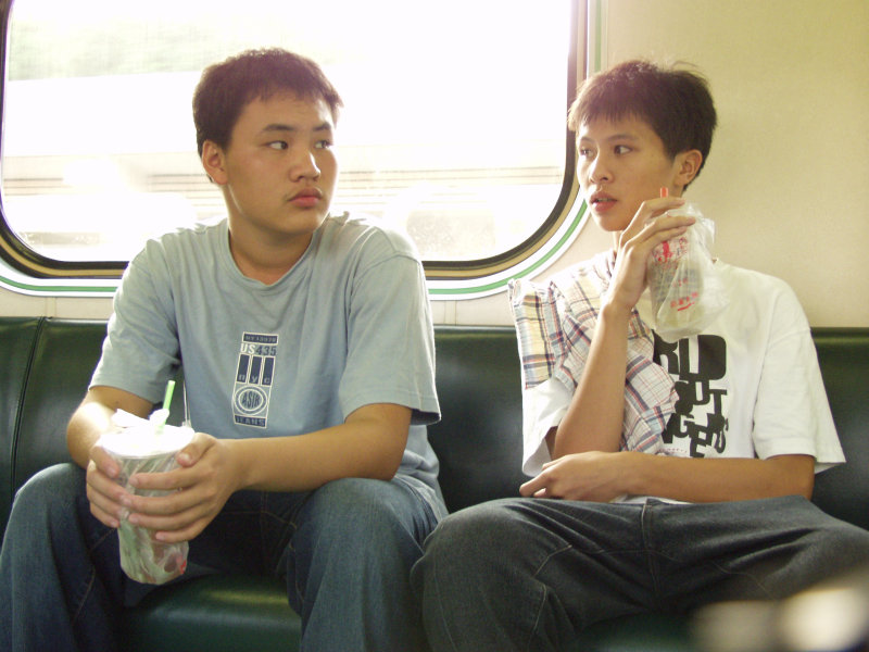 台灣鐵路旅遊攝影電車-區間車交談的旅客2006攝影照片417