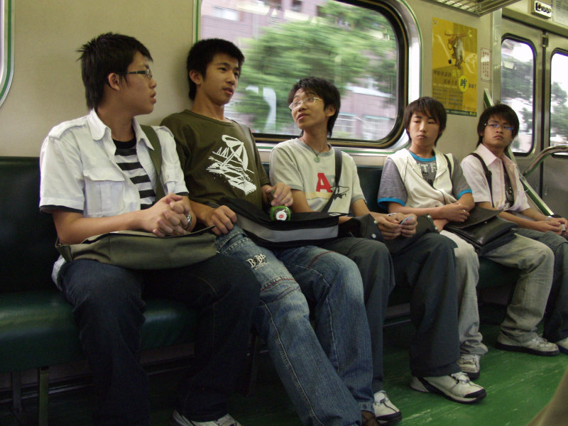 台灣鐵路旅遊攝影電車-區間車交談的旅客2006攝影照片422