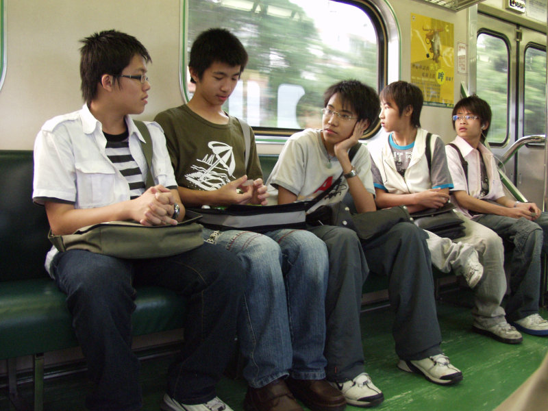 台灣鐵路旅遊攝影電車-區間車交談的旅客2006攝影照片423