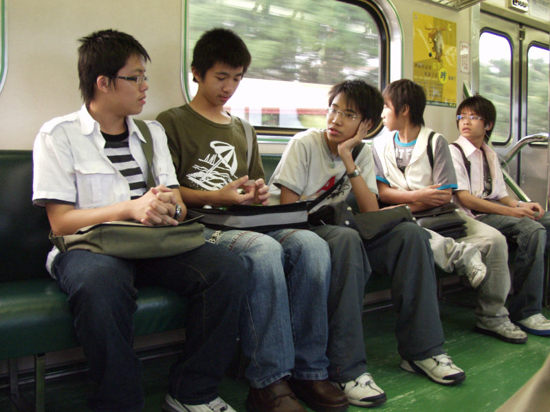 台灣鐵路旅遊攝影電車-區間車交談的旅客2006攝影照片424